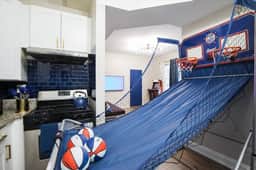 Epic Arcade Apt, Sleeps 10, Pet-Friendly, King Bed - Image 3