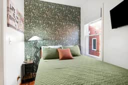 Spacious 3 BR Game and Arcade Apt in Wrigleyville - Image 5