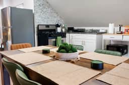Urban View Retreat Near Downtown - Sleeps 7 - Image 3