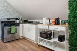 Urban View Retreat Near Downtown - Sleeps 7 - Image 4