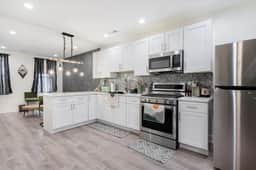Stylish Cozy Boho • 10 Min to Downtown • Sleeps 5 - Image 3