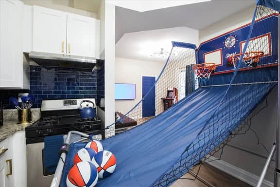 Epic Arcade Apt, Sleeps 10, Pet-Friendly, King Bed - Image 3
