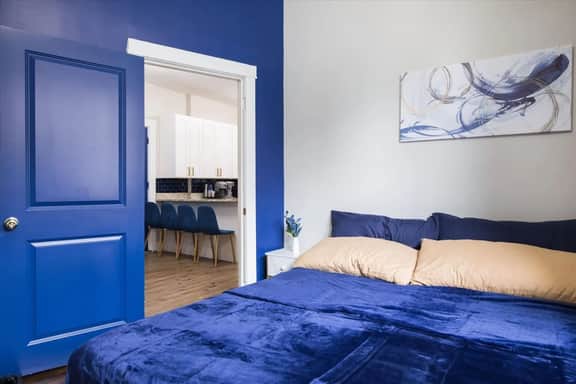 Epic Arcade Apt, Sleeps 10, Pet-Friendly, King Bed - Image 4