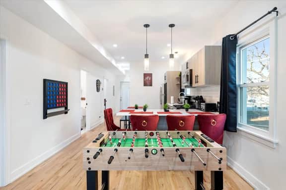 Modern 3 BR Apt 5 Mins to Downtown Sleeps 10 - Image 2