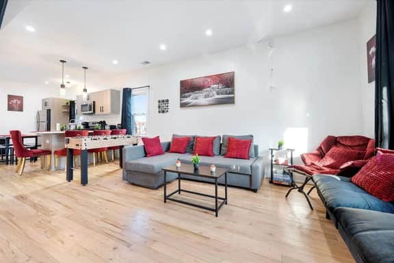 Modern 3 BR Apt 5 Mins to Downtown Sleeps 10 - Image 3