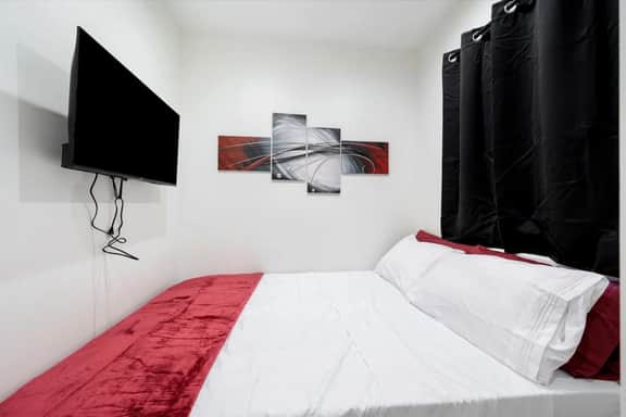 Modern 3 BR Apt 5 Mins to Downtown Sleeps 10 - Image 5