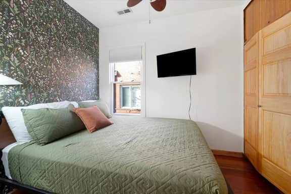 Spacious 3 BR Game and Arcade Apt in Wrigleyville - Image 3