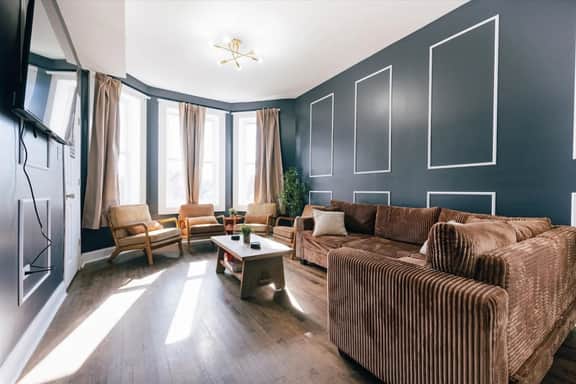 Spacious Arcade Apt for 12 Guests 10 min Downtown - Image 2