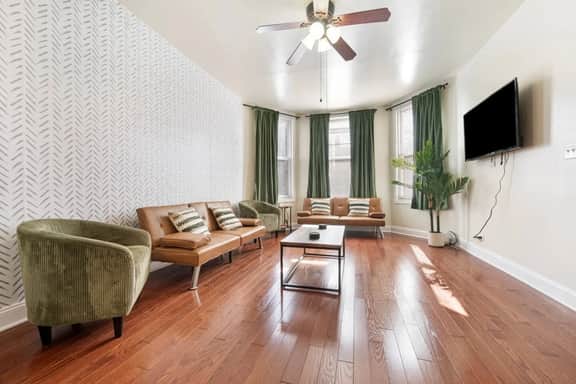 Fun Wrigley Game Apt w/ Free On Site Parking - Image 3