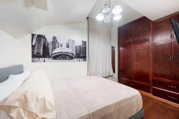 Fun Wrigley Game Apt w/ Free On Site Parking - Image 5