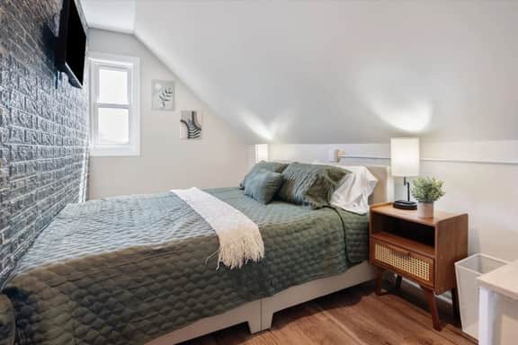 Urban View Retreat Near Downtown - Sleeps 7 - Image 2