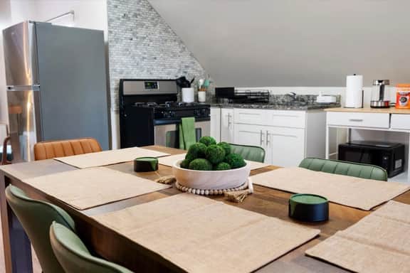 Urban View Retreat Near Downtown - Sleeps 7 - Image 3