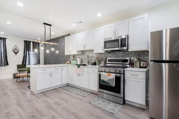 Stylish Cozy Boho • 10 Min to Downtown • Sleeps 5 - Image 3