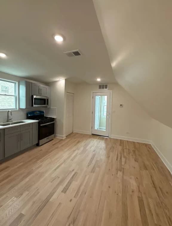 Logan Sq Apt | King Bed | Games | Near Blue Line - Image 1